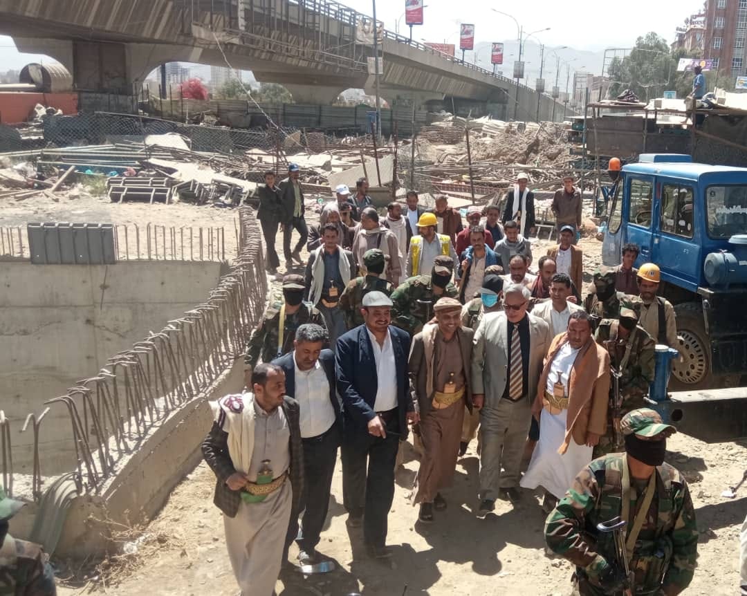 الرئيس المشاط يتفقد سير تنفيذ عدد من مشاريع الجسور والطرق بأمانة العاصمة