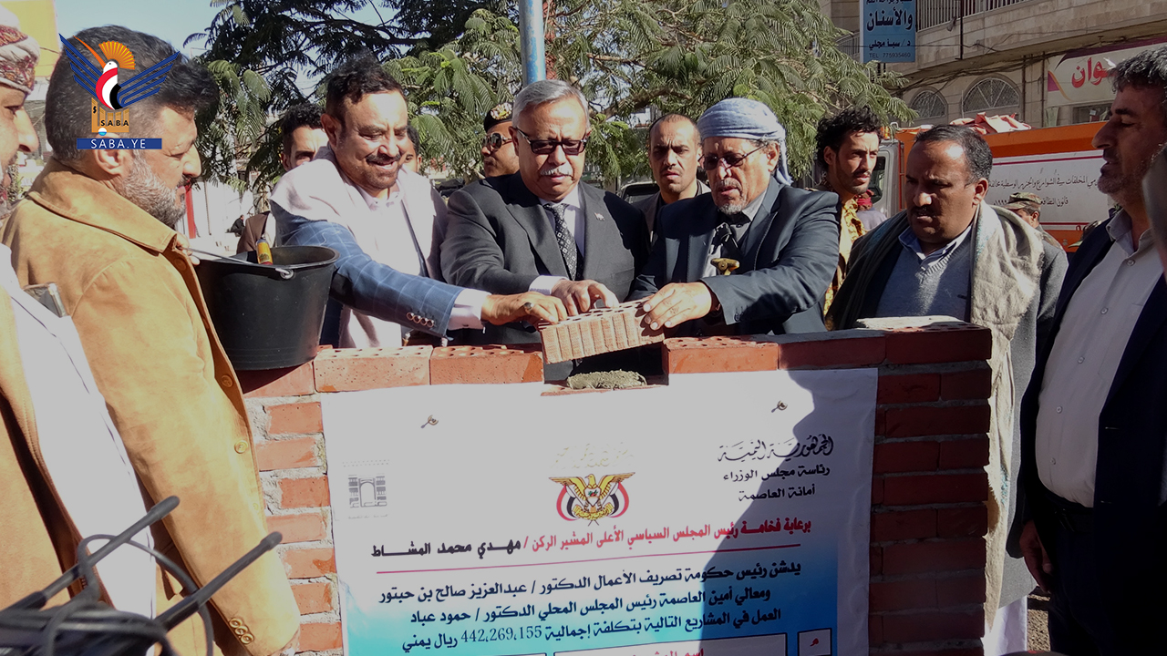 بن حبتور يدشن العمل بعدد من المشاريع الخدمية بأمانة العاصمة بأكثر من مليار ريال