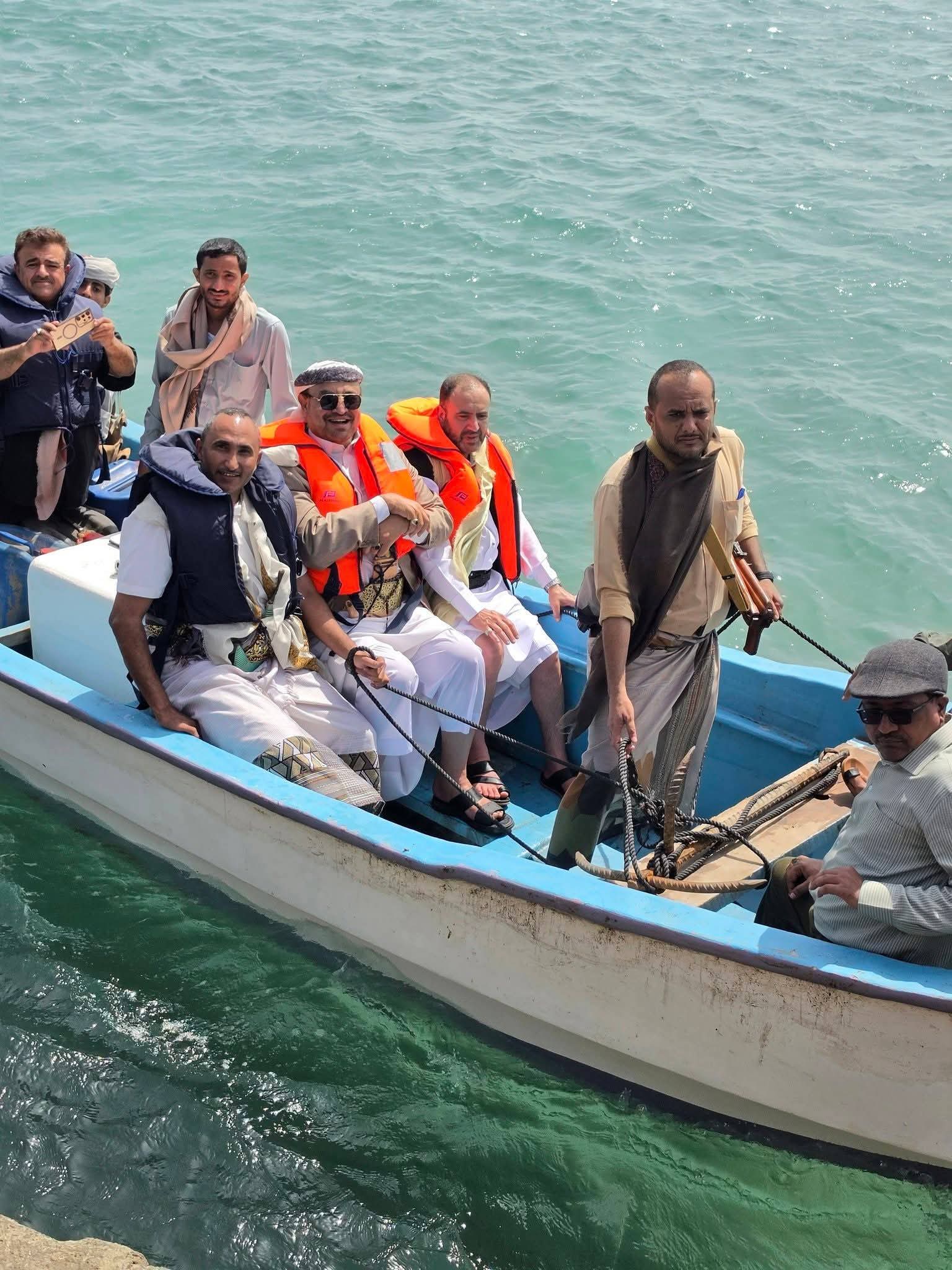 عُباد وعطيفي والمحاقري يتفقدون أحوال المرابطين في جزيرة كمران بالحديدة