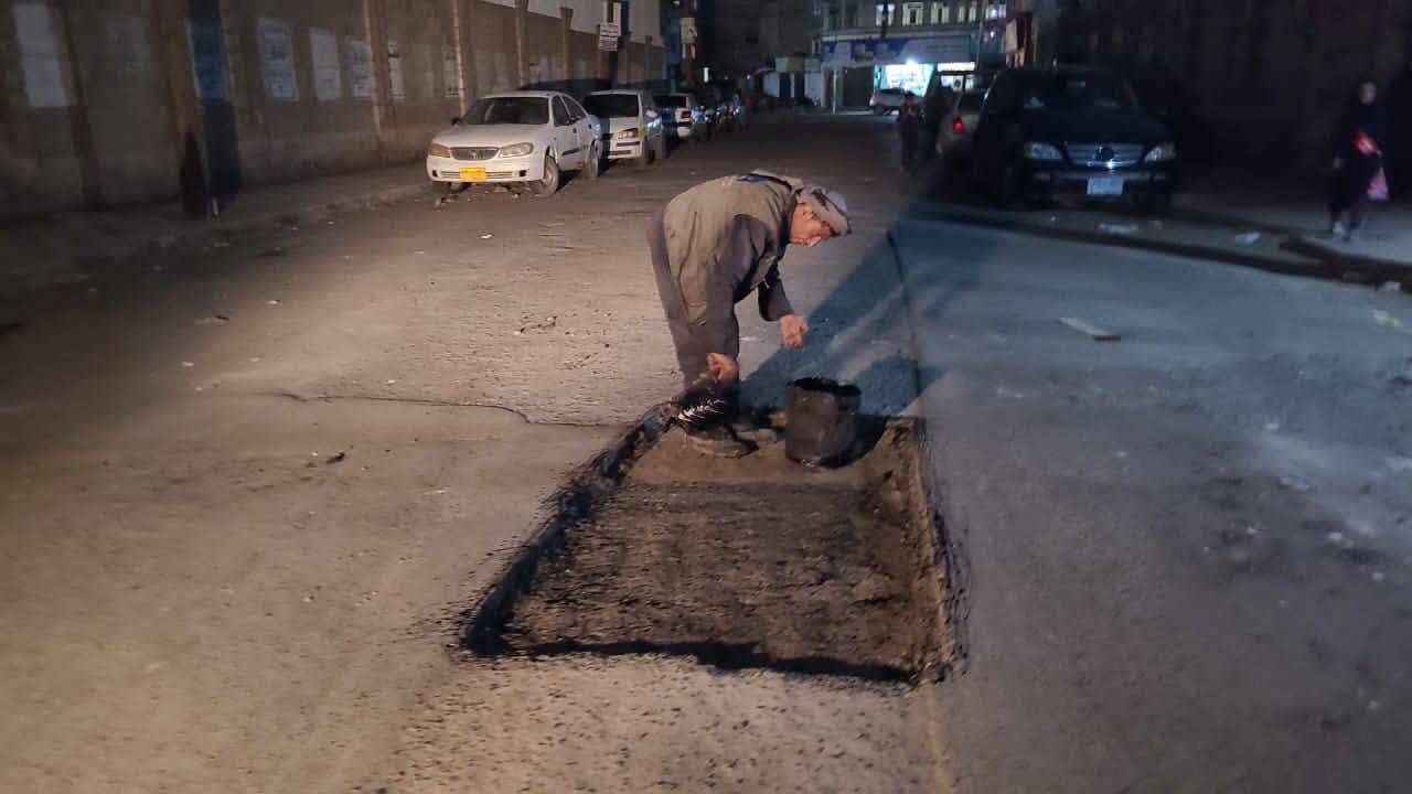 بتوجيهات خدمية مكثفة.. تواصل أعمال الصيانة الوقائية والطارئة لشبكة الطرق بقطاع "الإعلام والثلاثين