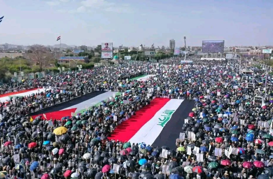 قيادة وكوادر الوحدة التنفيذية لإنشاء وصيانة الطرق يشاركون في مسيرة "محور واحد.. صف واحد" بميدان السبعين