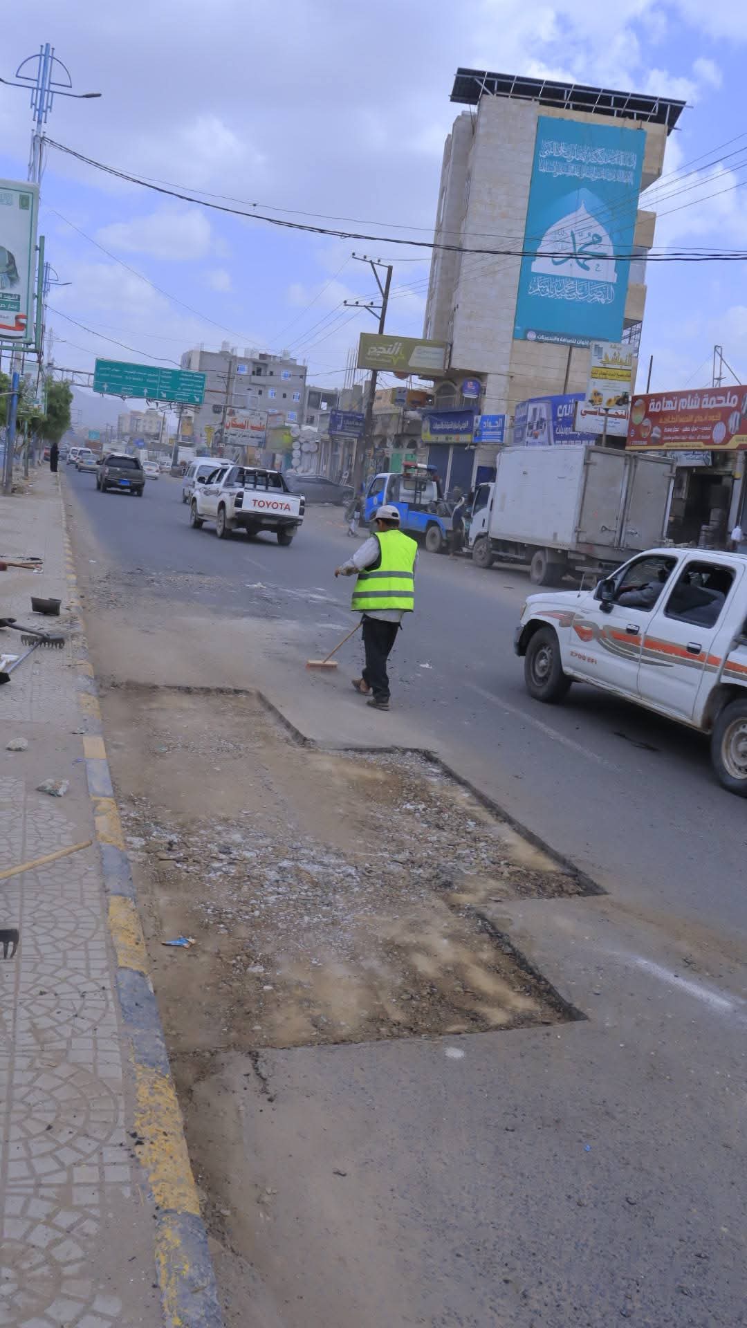 بتوجيهات قيادة أمانة العاصمة.. الوحدة التنفيذية تواصل صيانة وترميم الشوارع المتضررة من الأمطار