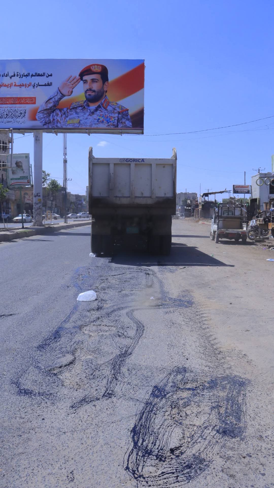 عزيمة لا تتوقف.. الوحدة التنفيذية بأمانة العاصمة تكثف وتيرة صيانة الطرق وتأهيل البنية التحتية بالعاصمة