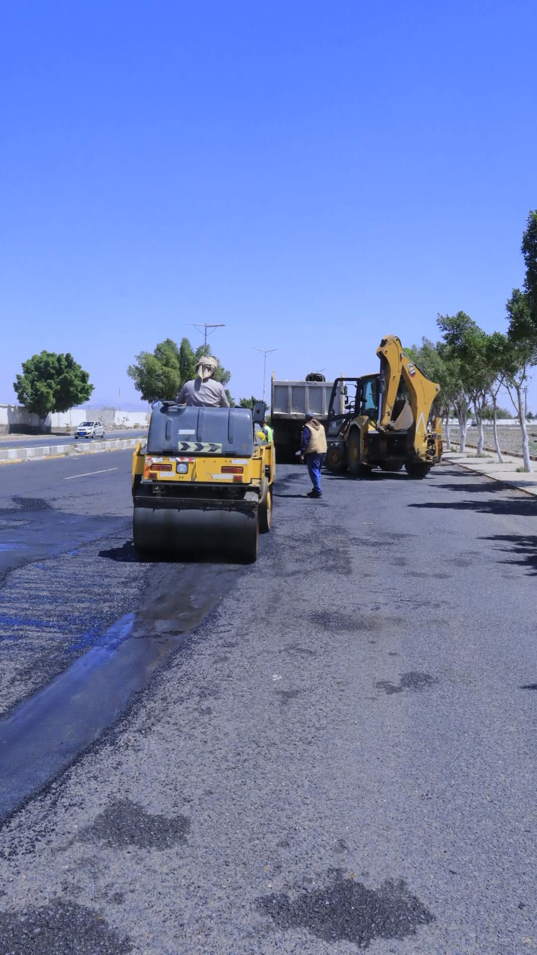 الفرق الفنية بالوحدة التنفيذية تواصل أعمال صيانة وتحسين شارع المطار