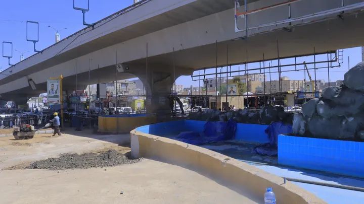 مدير الرقابة بالوحدة التنفيذية بالأمانة يتفقد سير العمل في مجسم "الشهيد طومر" بجولة عمران