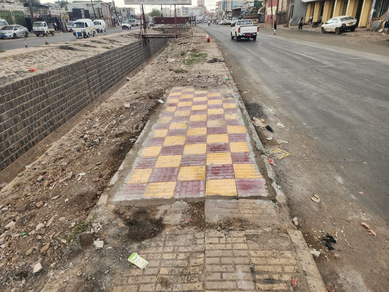 بالتزامن مع أعمال السفلتة.. الفرق الفنية تباشر تركيب البلاط بشارع خولان لتعزيز المظهر الحضاري