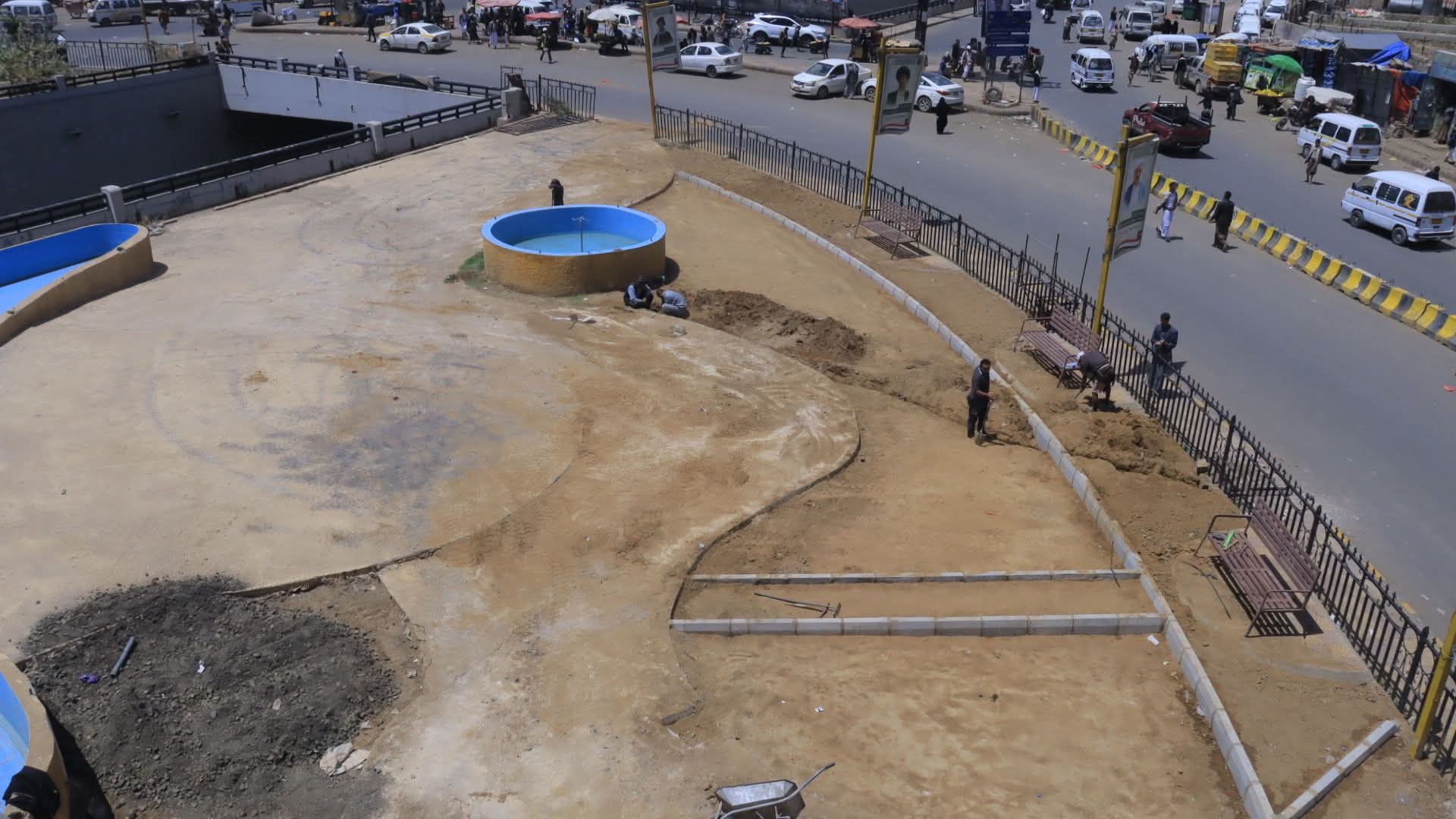 المهندس عبدالكريم الحوثي يتفقد اللمسات النهائية لمشروع مجسم الشهيد هاني طومر بجولة عمران