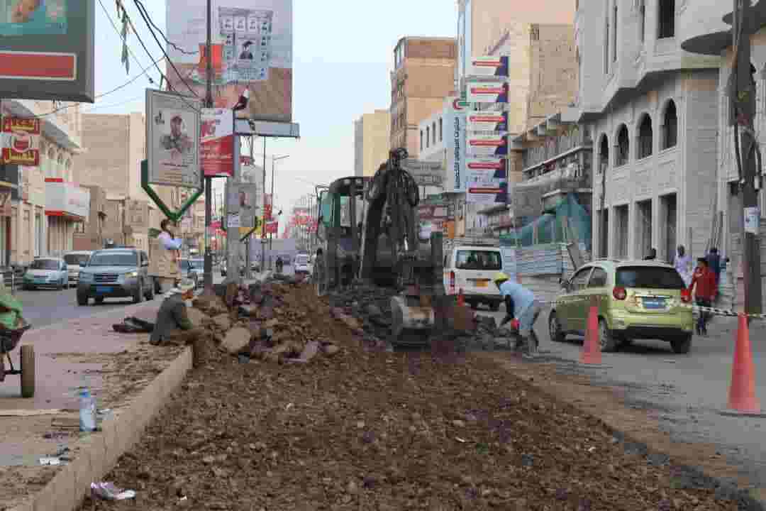 تُنفِّذهُا الوحدة التنفيذية بأمانة العاصمة: عدد من شوارع أمانة العاصمة تشهد أعمال ترميم وتعبئة ودك للحفريات تمهيداً لإضافة طبقة إسفلتية جديدة