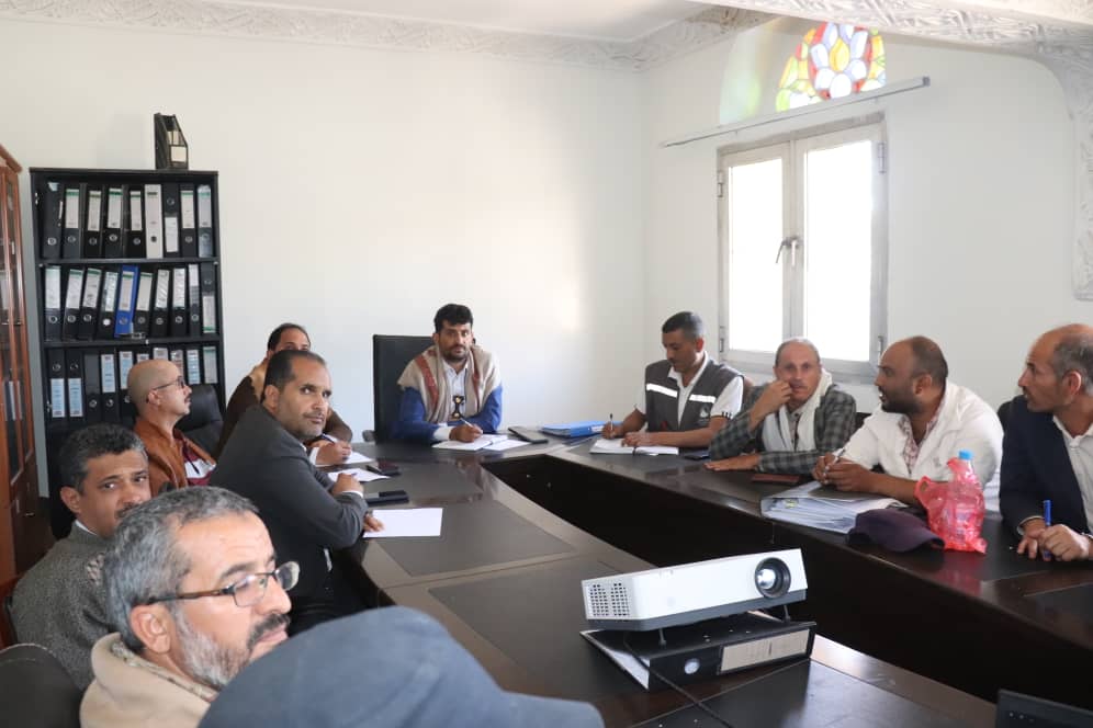 اجتماع بمقر الوحدة التنفيذية بأمانة العاصمة لمناقشة تقارير الإنجاز واللوائح والأنظمة الداخلية ونظام الأتمتة.