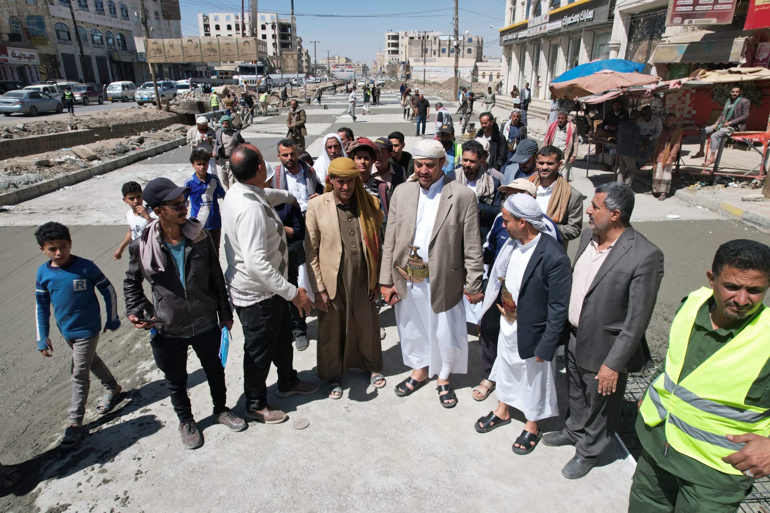 أمين العاصمة يطلّع على سير تنفيذ جسر سطحي خرساني في شارع خولان